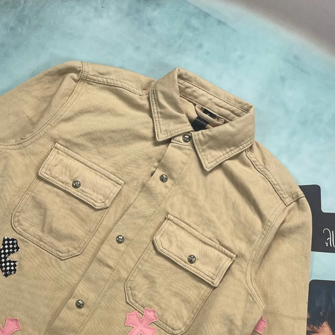 🅿️280 🔘Model No.-KL318 🔘Cro Xin𝐂𝐡𝐫𝐨𝐦𝐞 𝐇𝐞𝐚𝐫𝐭 CH Cherry Blossom Pink Checkerboard Leather Jacket* Cro Xin is a representative shirt jacket that many celebrities love to wear, like Yu Shuxin and Angelababy. Passed. The main body fabric in khaki has a great texture, is strong and stylish. The pink cross-shaped patchwork leather is so eye-catching, and it is also embellished with checkerboard elements. It directly brings out the sweet and cool style, and the design is overwhelming. The hardware buttons are exquisite and durable, and the Crow heart logo on them is full of details, highlighting high-end quality. No matter whether it’s a boy or a girl, it looks great on you! The matching ideas are as follows: Girls' outfit: Wear a short midriff-baring sling underneath to reveal a slim waist, pair with black cycling shorts, then put on a pair of white thick-soled dad shoes, and carry a pink Crouch heart chain bag of the same color. The sweet and spicy look will make you turn heads when you go out on the street. Or wear a white lace bottoming shirt, a high-waisted pleated skirt, and Mary Jane leather shoes, which is sweet and retro. Boys' outfit: Wear a black tight-fitting T-shirt underneath to show off your figure, black overalls, black high-top Martin boots, a black baseball cap and sunglasses to achieve a cool street style. You can also wear a light-colored loose sweatshirt underneath, blue jeans and white sneakers for a simple and casual look without losing the trend.  Size: S M L XL (46.48.50.52) Color: Khaki